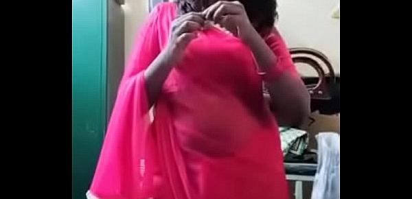  Swathi naidu in pink saree getting ready